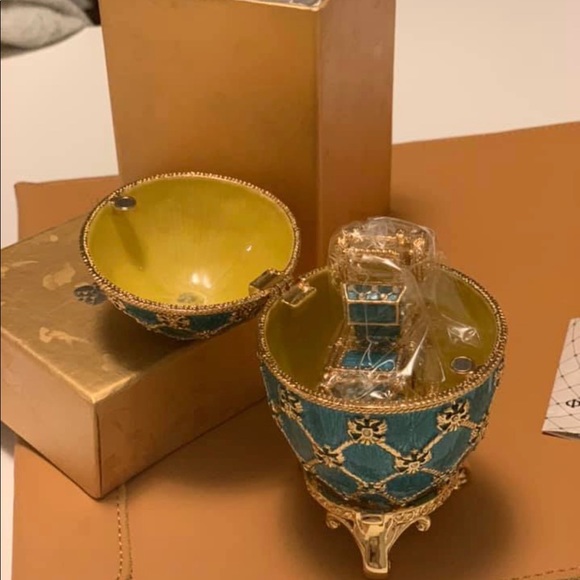 Coronation Fabergé Egg Comes with Gift Carriage - Picture 3 of 7